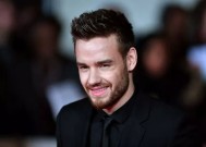 伤心欲绝的Liam Payne粉丝聚集在阿根廷酒店外，向1D明星致敬